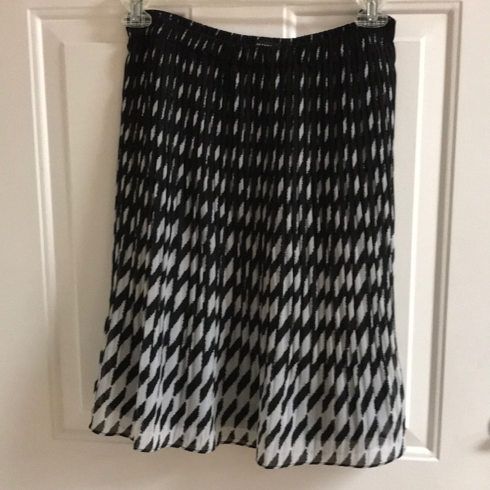 🦋4 for $15🦋 
Pleated black and white skirt
